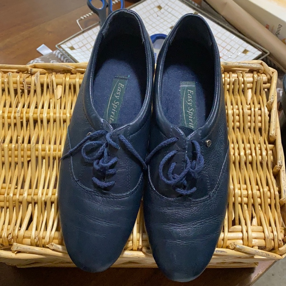 Item 27 Easy Spirit size 7 1/2 blue leather loafer